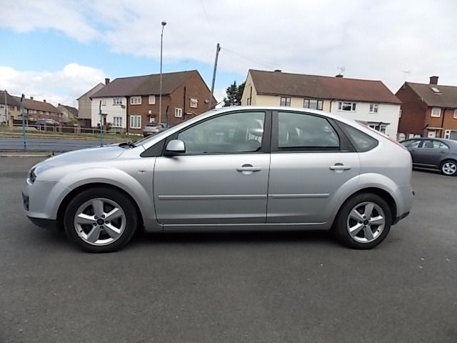 2007 Ford Focus 1.6 Zetec Climate 5d image 4
