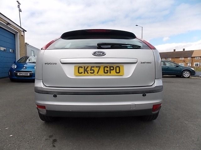 2007 Ford Focus 1.6 Zetec Climate 5d image 5