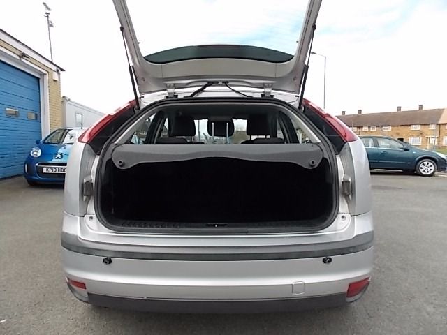 2007 Ford Focus 1.6 Zetec Climate 5d image 6