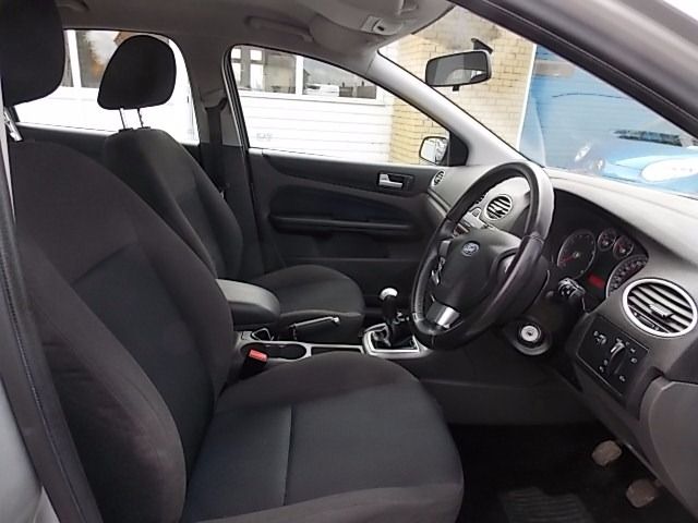 2007 Ford Focus 1.6 Zetec Climate 5d image 8