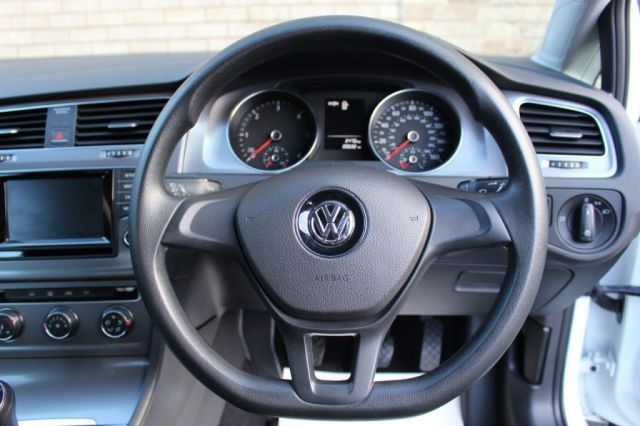 2013 Volkswagen Golf 1.6 S TDI 5d image 9