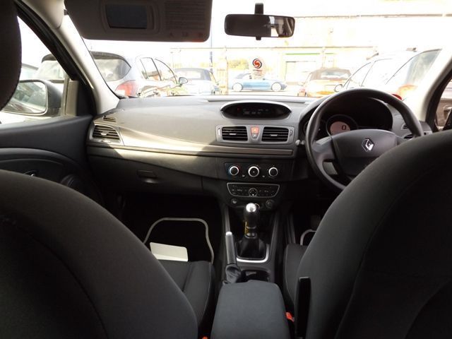 2009 Renault Megane 1.6 5d image 8