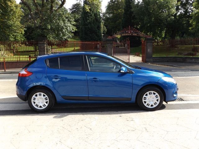 2011 Renault Megane 1.6 5d image 4