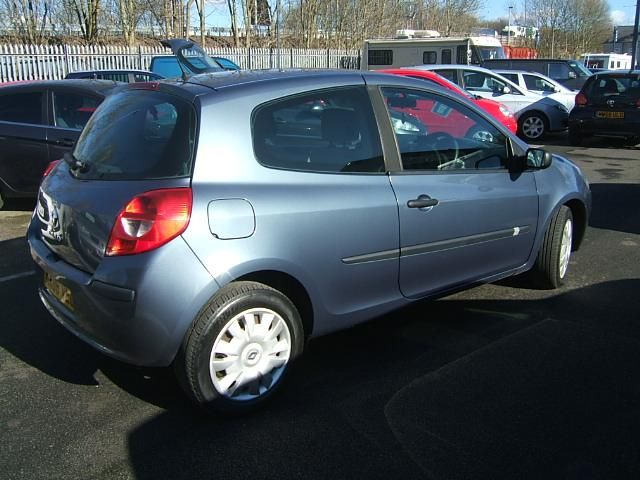 2006 Renault Clio 1.4 16v 3dr image 4