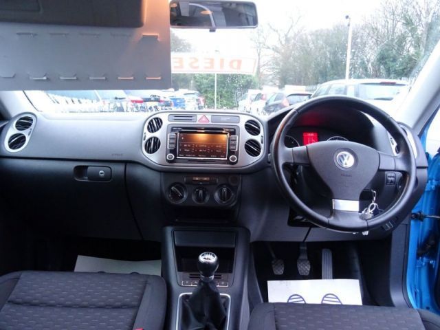2008 Volkswagen Tiguan 2.0 SE TDI 5d image 6