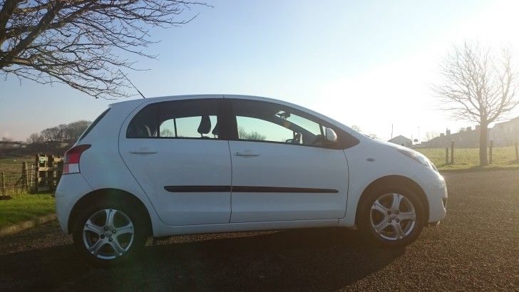 2011 Toyota Yaris 1.4 4d image 4