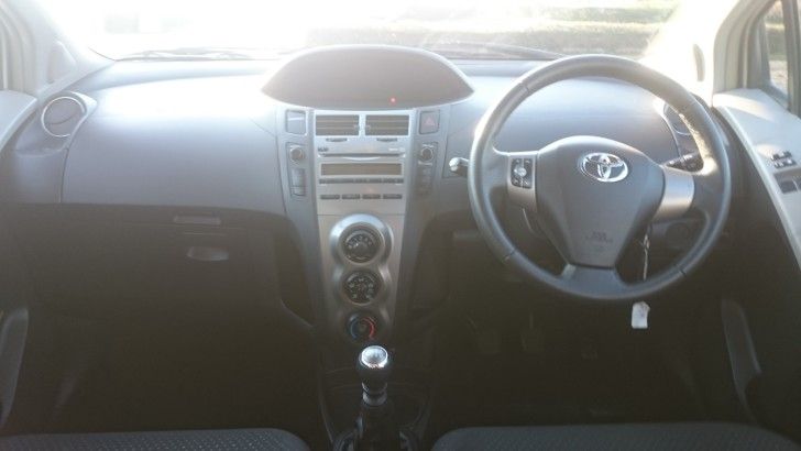 2011 Toyota Yaris 1.4 4d image 9