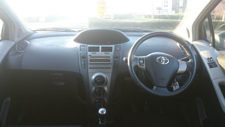 2010 Toyota Yaris 1.4d 4d image 9