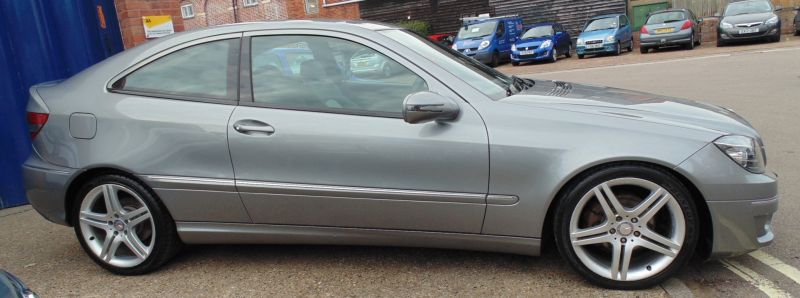 2010 Mercedes-Benz 2.1 CLC220 CDI Sport 2dr image 4
