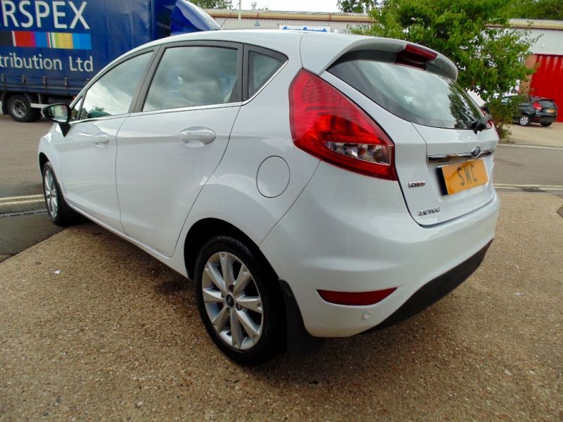 2010 Ford Fiesta 1.6 TDCI Zetec 5DR image 3