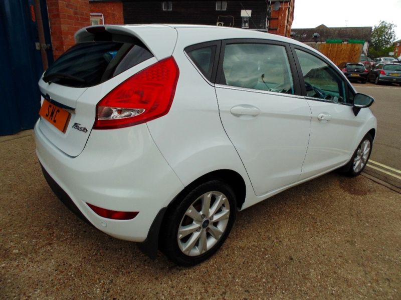 2010 Ford Fiesta 1.6 TDCI Zetec 5DR image 4