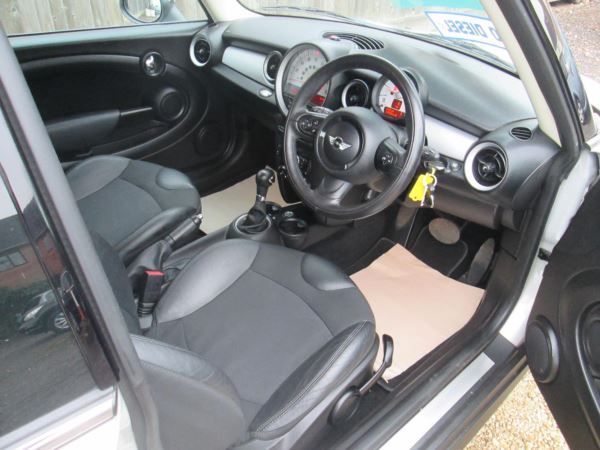 2011 MINI 2.0 Cooper D 3dr image 5