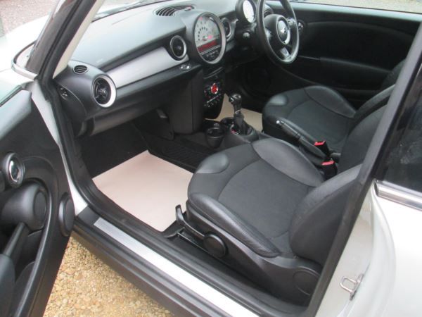 2011 MINI 2.0 Cooper D 3dr image 8