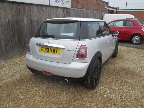 2010 MINI Cooper Camden image 4