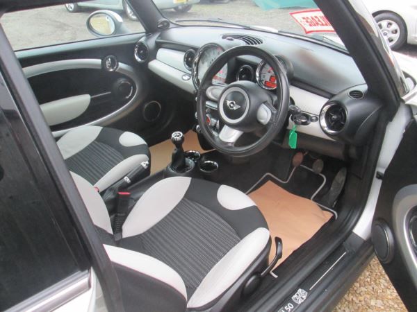 2010 MINI Cooper Camden image 7