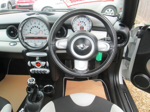 2010 MINI Cooper Camden image 8