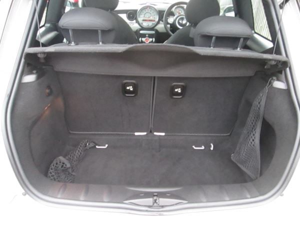 2010 MINI Cooper Camden image 9