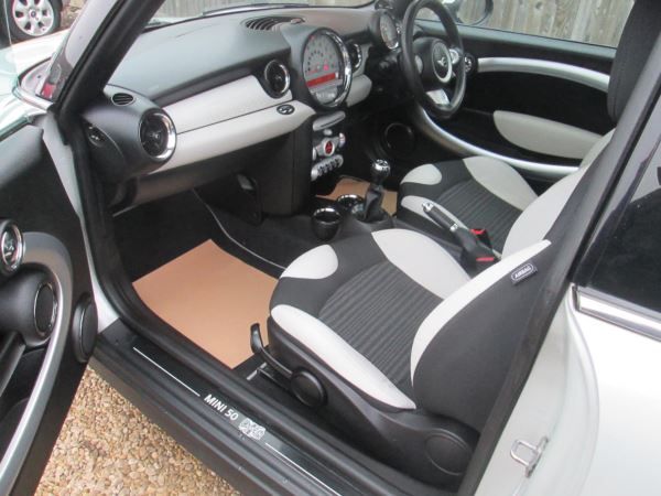 2010 MINI Cooper Camden image 10