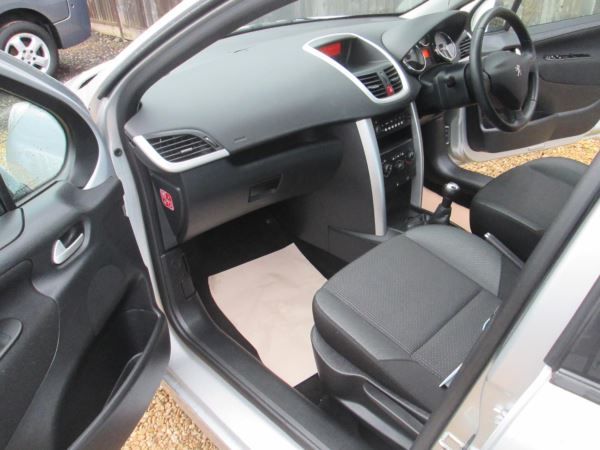 2011 Peugeot 207 1.4 HDi image 8