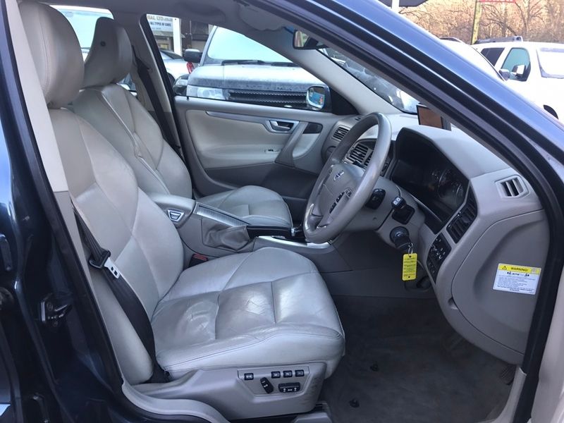 2005 Volvo V70 D5 SE image 7