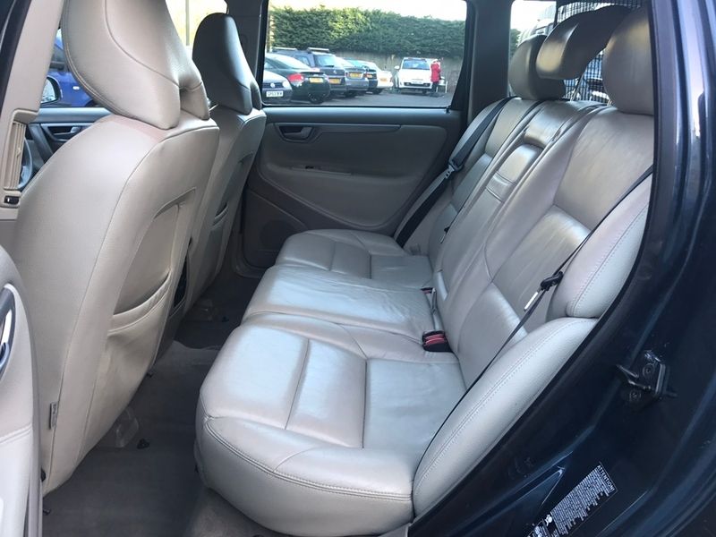 2005 Volvo V70 D5 SE image 8