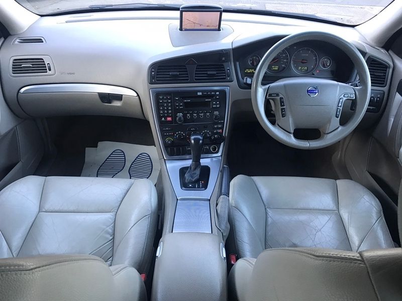 2005 Volvo V70 D5 SE image 10