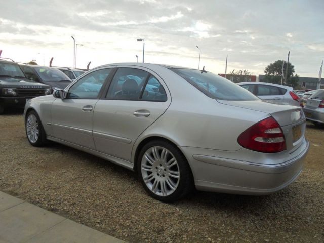 2005 Mercedes-Benz 2.1 E220 CDI 4d image 4