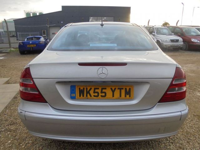 2005 Mercedes-Benz 2.1 E220 CDI 4d image 5