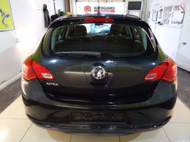 2012 Vauxhall Astra 1.4 5d image 6