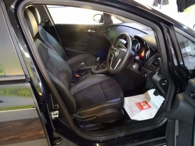 2012 Vauxhall Astra 1.4 5d image 7