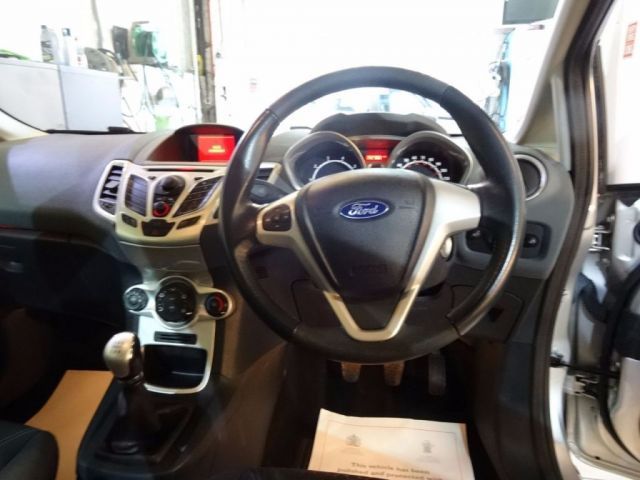2010 Ford Fiesta 1.2 Zetec 5d image 8