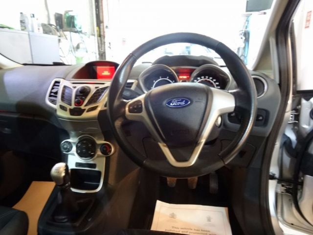 2010 Ford Fiesta 1.2 Zetec 5d image 8