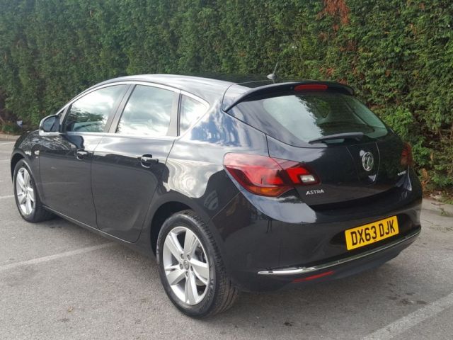 2013 Vauxhall Astra 1.7 SRI CDTI 5d image 5