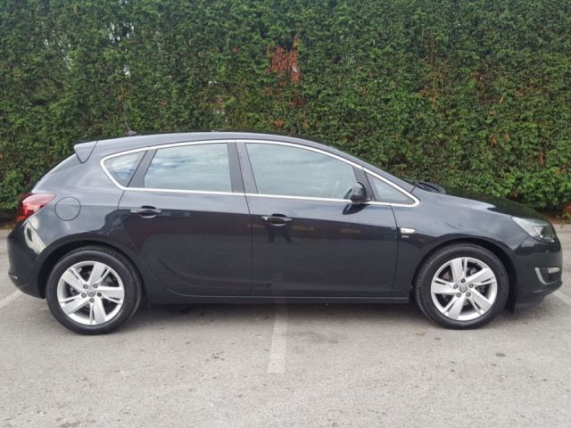 2013 Vauxhall Astra 1.7 SRI CDTI 5d image 6