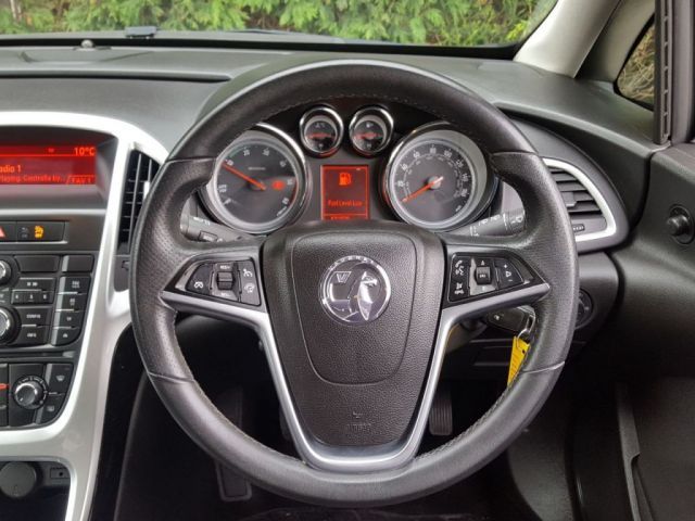 2013 Vauxhall Astra 1.7 SRI CDTI 5d image 9