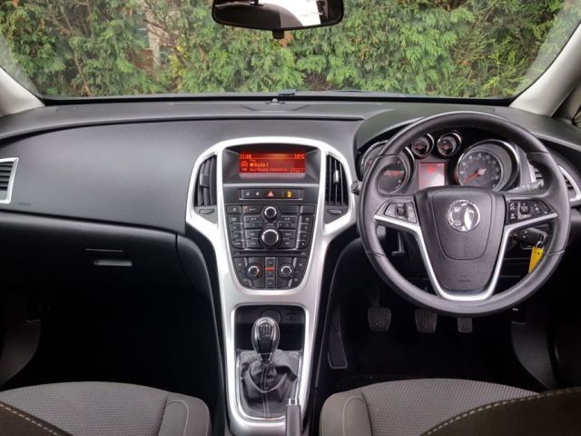 2013 Vauxhall Astra 1.7 SRI CDTI 5d image 10