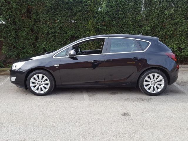 2011 Vauxhall Astra 1.6 5d image 4