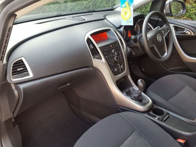 2011 Vauxhall Astra 1.6 5d image 6