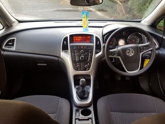 2011 Vauxhall Astra 1.6 5d image 7