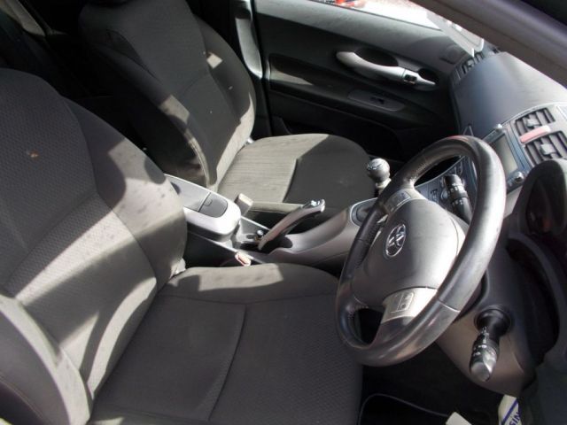 2007 Toyota Auris 2.2 T180 5d image 8