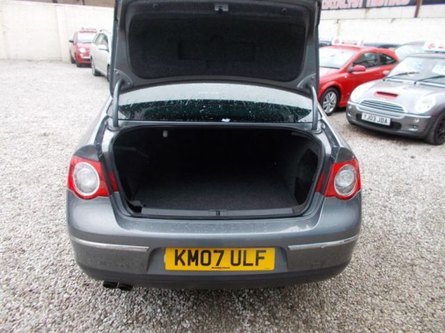 2007 Volkswagen Passat 1.9 TDI Sport 4d image 5