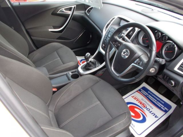 2010 Vauxhall Astra 1.7 SRI CDTI 5d image 8