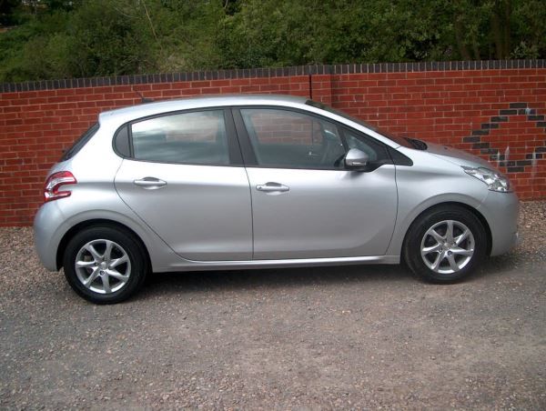 2013 Peugeot 208 1.4 HDi Active 5dr image 4