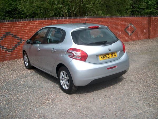 2013 Peugeot 208 1.4 HDi Active 5dr image 10