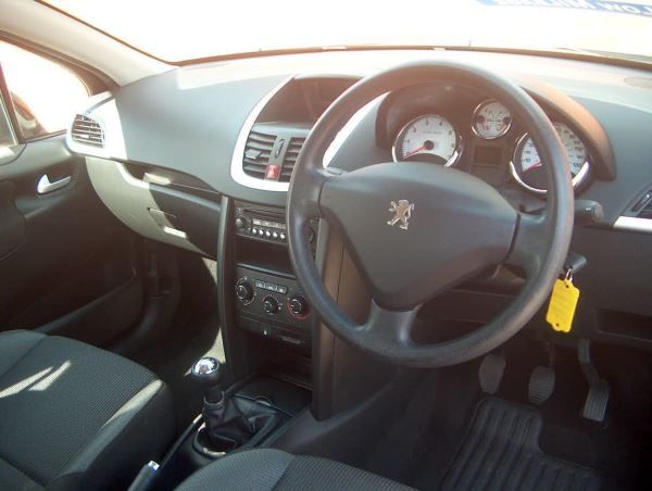 2010 Peugeot 207 1.4 3dr image 5