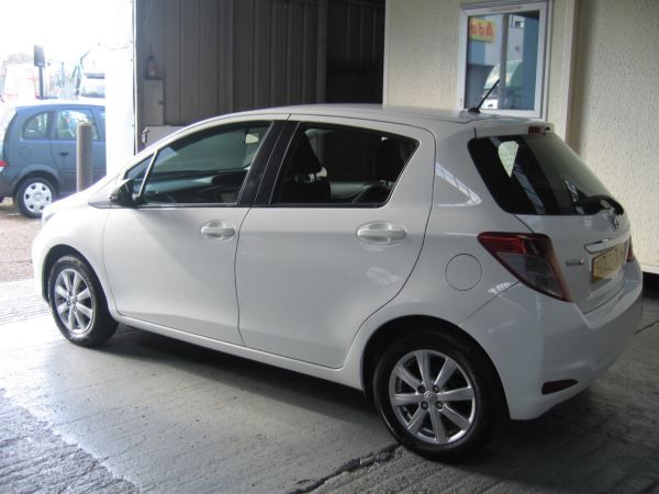 2013 Toyota Yaris 1.0 VVT-i TR image 3