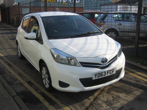 2013 Toyota Yaris 1.0 VVT-i TR image 1