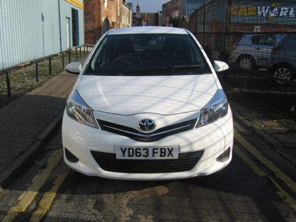 2013 Toyota Yaris 1.0 VVT-i TR image 2