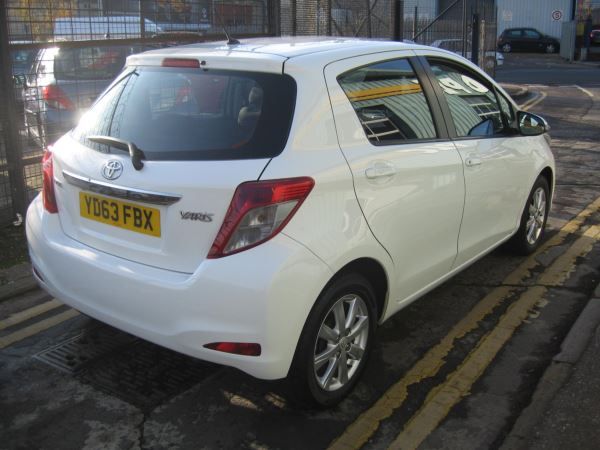 2013 Toyota Yaris 1.0 VVT-i TR image 4