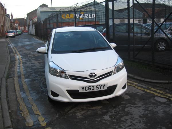 2013 Toyota Yaris 1.0 VVT-i TR image 1